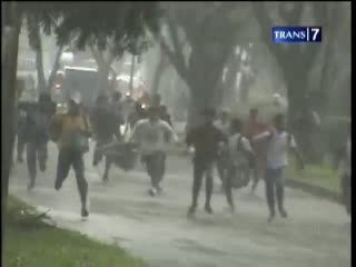 Ironis! Meski Hujan, Tak Menyurutkan 2 Kelompok Pelajar Tawuran