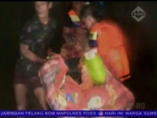 Seorang Nenek Dievakuasi di Tengah Banjir