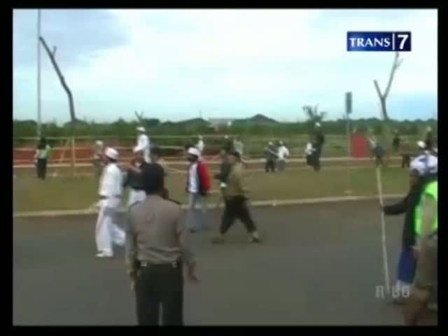 Sengketa Lahan, Massa Bentrok dengan Polisi