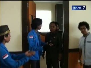 Mahasiswa Ribut dengan Anggota Dewan