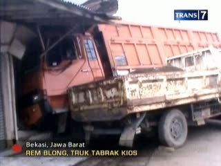 Mobil Terguling, Mahasiswi Histeris