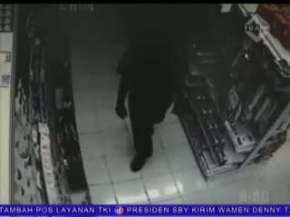 Penguntilan Minimarket Terekam CCTV