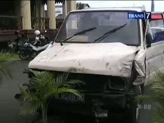Pelajar SMP Tabrak Mobil dan 1 Rumah dengan Mobilnya