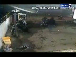 Rampok Tembak Korban, Terekam CCTV