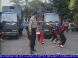 Lomba Tarik Truk Polisi