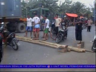 Ratusan Korban Banjir Blokir Jalan RE Martadinata