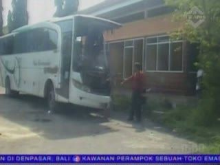 Bus Tabrak Truk Tangki, 2 Tewas 19 Orang Terluka