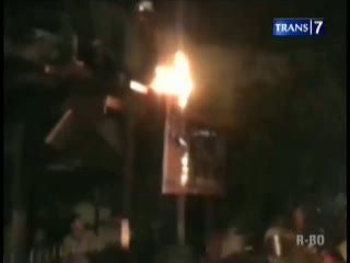 Bentrok Warga di Makassar Berujung Bakar Rumah