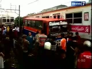 Metromini Tabrak KA, Layanan Lumpuh