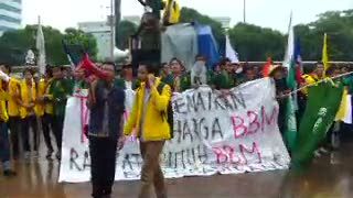 Bakar Ban Warnai Aksi Demonstrasi di Depan DPR RI