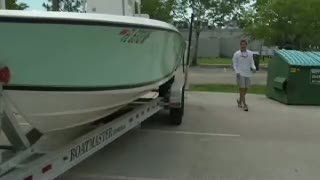 Remaja Nekat Menunggangi Hiu Raksasa