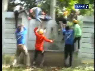 Aksi Pasukan Adat Bubarkan Unjuk Rasa BBM Mahasiswa