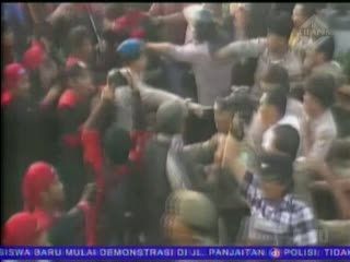 Demo BBM, Buruh Bentrok dengan Polisi