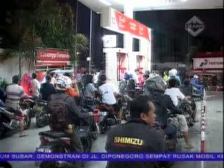 Jelang Kenaikan BBM, Antrean Kendaraan Terpantau di Sejumlah SPBU