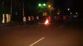 Protes Kenaikan Harga BBM, Mahasiswa Bakar Pos Polisi