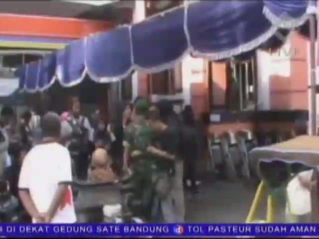 Penerima Balsem Ambil Uang dengan Perhiasan di Badan