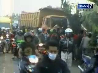 Ugal-Ugalan, Truk Tabrak Kontainer