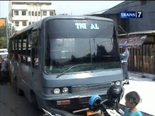 Terobos Palang Pintu, Bus TNI AL Tertabrak KA