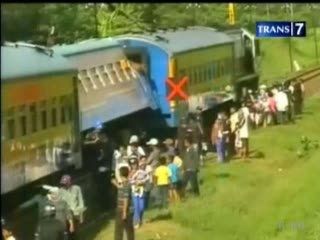 Langgar Palang Pintu, Truk Tabrak KA