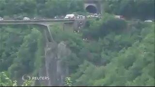 Bus Terjun ke Dalam Jurang 40 Meter