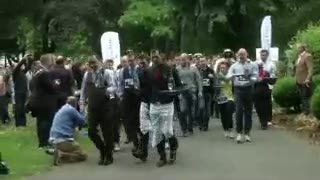 Gaya Eksis Para Pelayan Inggris