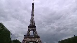 Menara Eiffel Ditutup, Turis Gigit Jari