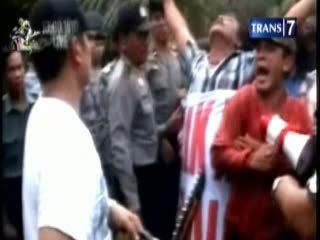 Tolak Eksekusi Lahan, Sejumlah Wanita Lakukan Aksi Lepas Baju