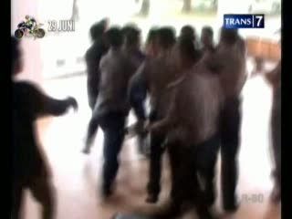 Polisi vs Mahasiswa Bentrok di Gedung Dewan