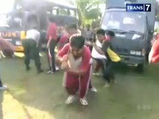 Lomba Tarik Truk Antar Polisi