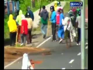 Bentrok 2 Desa, Satu Rumah Dibakar