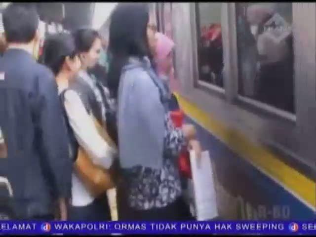 Kereta Terlambat, Ribuan Penumpang Terlantar