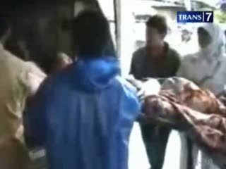 Evakuasi Korban Patah Kaki Gempa Aceh