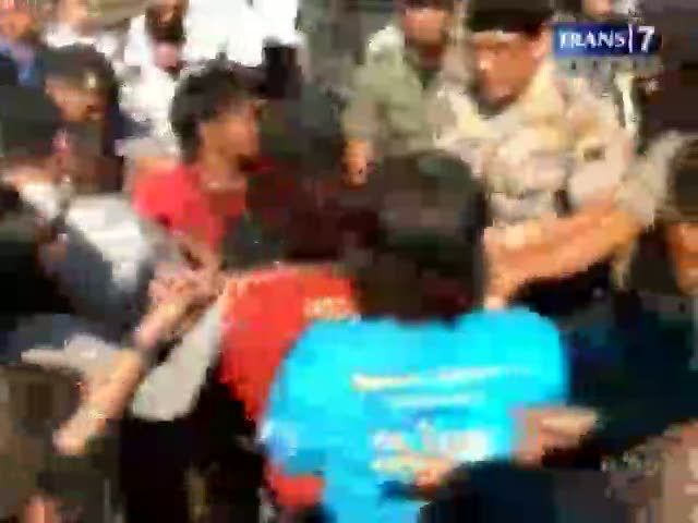 Pedagang Asongan Blokir Rel KA