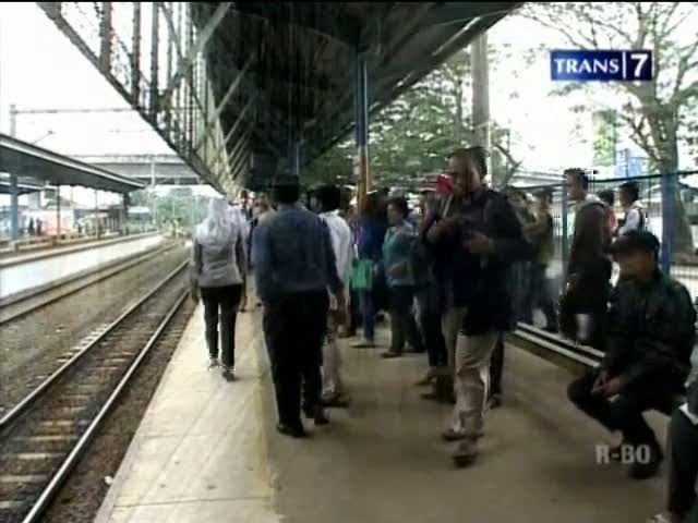 Ribuan Warga Beralih Gunakan Kereta Komuter