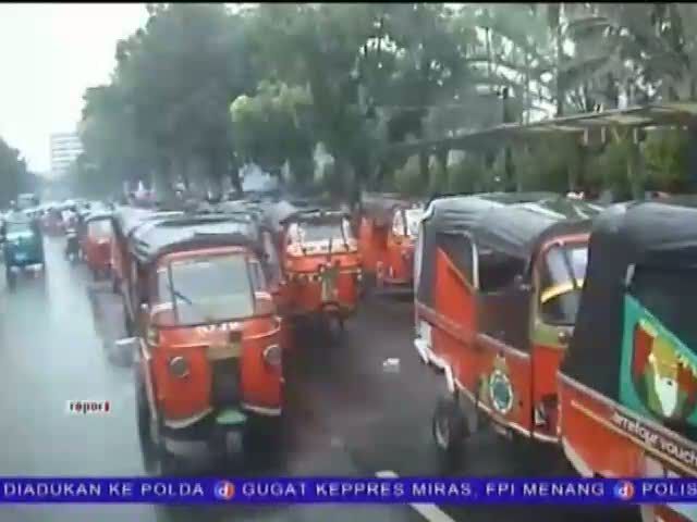 Tolak Rayonisasi, Ratusan Sopir Bajaj Demo 