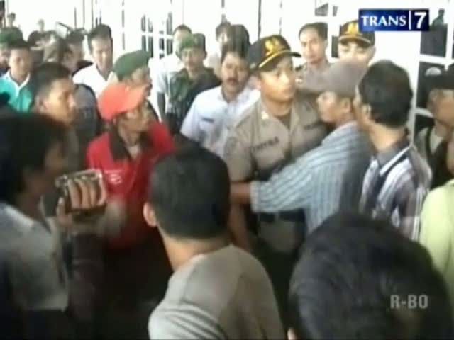 Pedagang Asongan Kereta Protes Dirazia