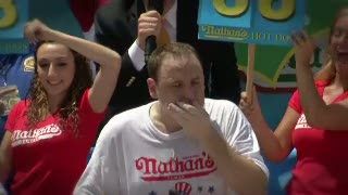 Lomba Makan Hotdog Rayakan HUT Kemerdekaan AS