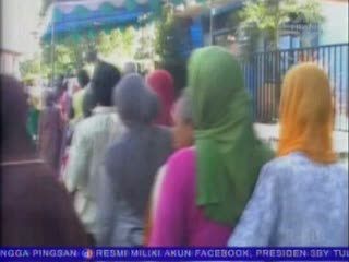 Ribuan Warga Miskin Berebut Sembako Gratis