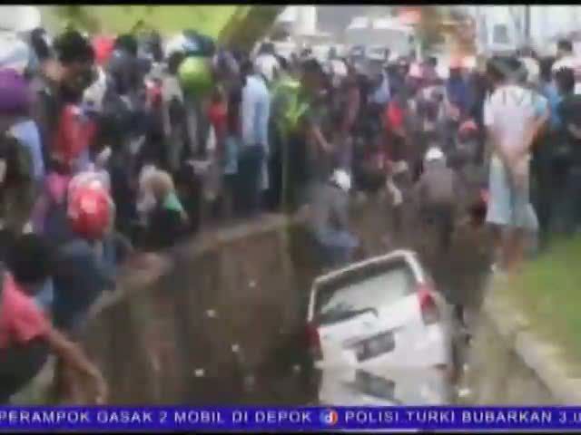 Minibus Tabrak Sepeda Motor dan Nyebur ke Selokan