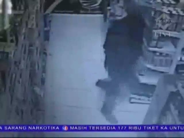 Pelaku Perampokan Mini Market Terekam CCTV