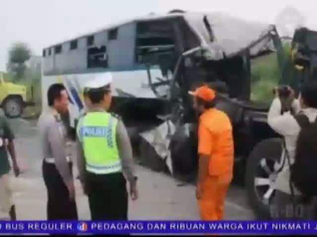 Dua Bus Tabrakan di Jalur Pantura Cirebon