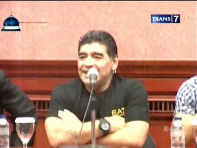 Maradona Ngambek di Jakarta, Bersahabat di Surabaya