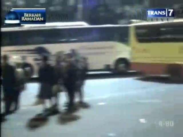 Jalur Tol Diblokir, Lalu Lintas Lumpuh Total
