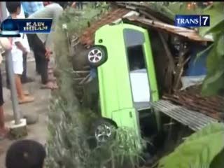 Sopir Ugal-ugalan, Angkot Timpa Rumah Warga