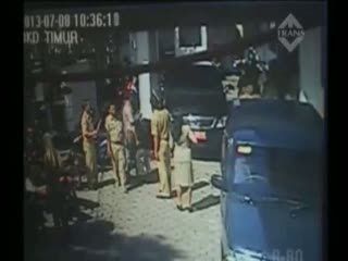 Detik-detik Gempa 5,9 SR di Blitar Terekam CCTV