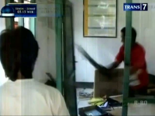 Massa Amuk Kantor Kepala Desa
