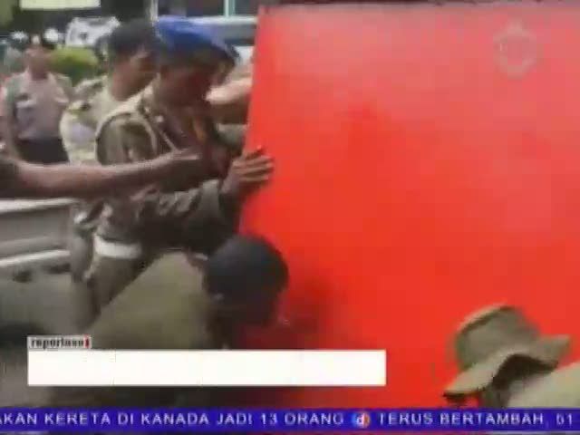 Razia Cafe Remang-remang, Pemilik Melawan