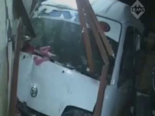 Belum Mahir Nyetir, Angkot Tabrak Warung dan 9 Motor