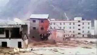 Puluhan Bangunan Roboh Diterjang Banjir Bandang