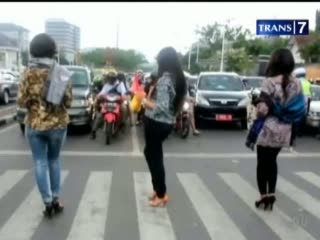 Aksi Para Model Bagikan Takjil di Jalanan